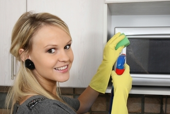 Как отчистить микроволновую печь